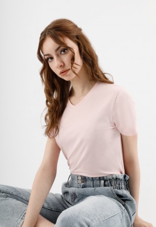 Trendy jasně růžové dámské tričko s výstřihem do V 98015-84
