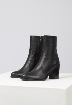 Elegantné kožené dámske členkové topánky v čiernej farbe