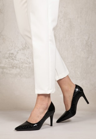 WJS czarne lakierowane czółenka z fakturą skóry krokodyla