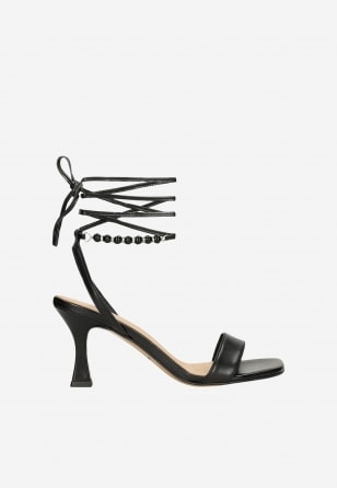 Elegantní černé kožené sandály na podpatku s ozdobným páskem