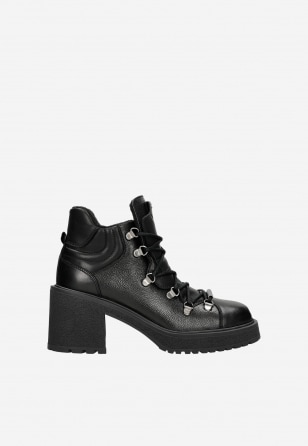 Dámské kotníkové boty na podpatku v černém provedení