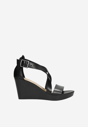 Čierne dámske sandále elegantné na teplé letné dni