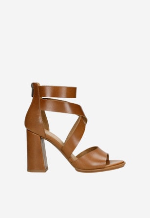 Hnědé kožené dámské sandály na podpatku v elegantním stylu