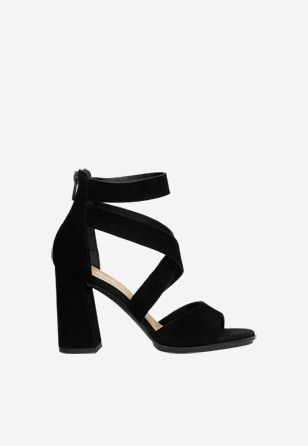 Černé kožené dámské sandály na podpatku v elegantním stylu